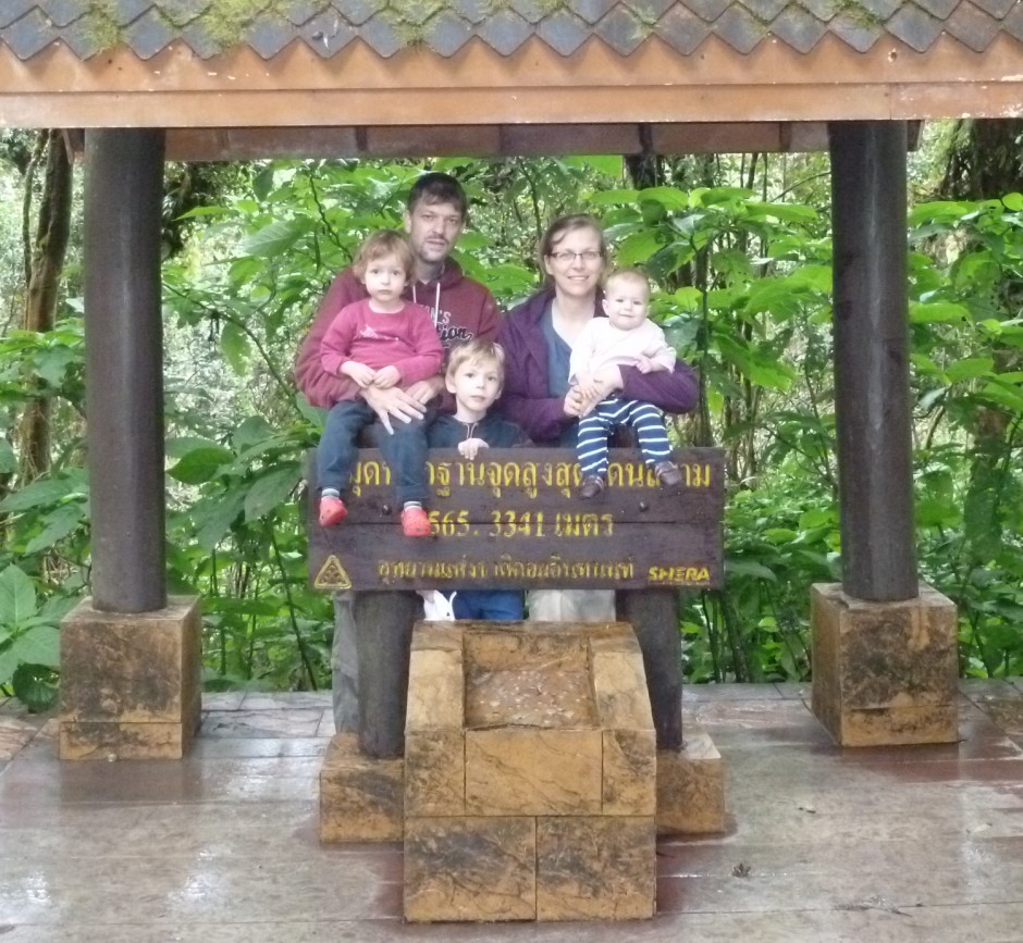 Stefan und Anne mit ihren Kindern bei einem Familienausflug