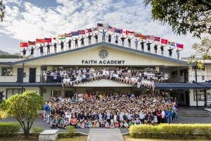 Schüler vor der Faith Academy Manila, Philippinen