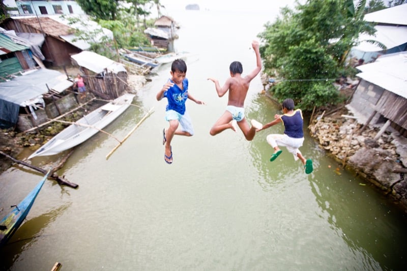 Philippinen Kids springen ins Wasser