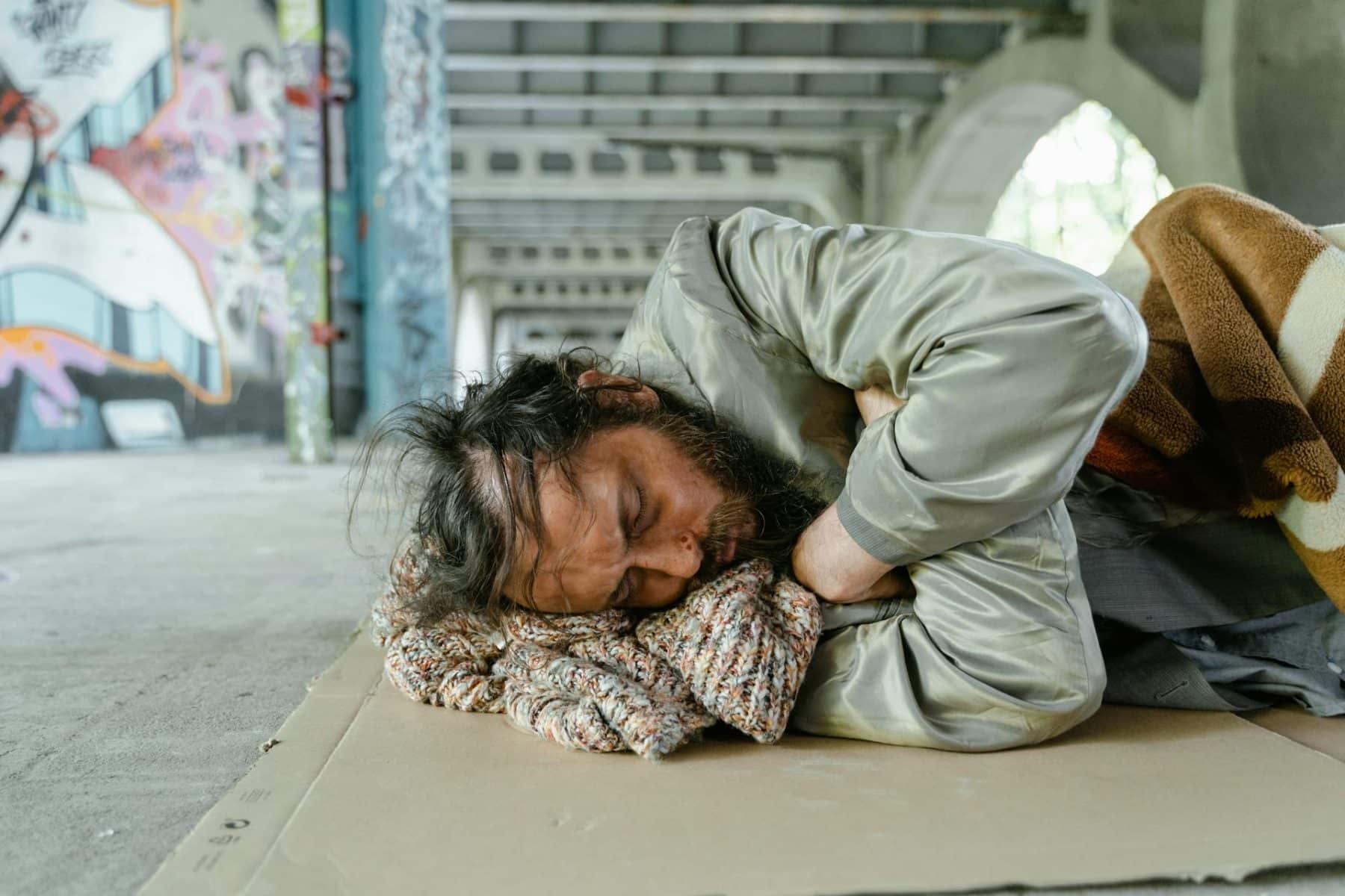 Obdachloser in einer Stadt (Bild von Mart Production von pexels.com)