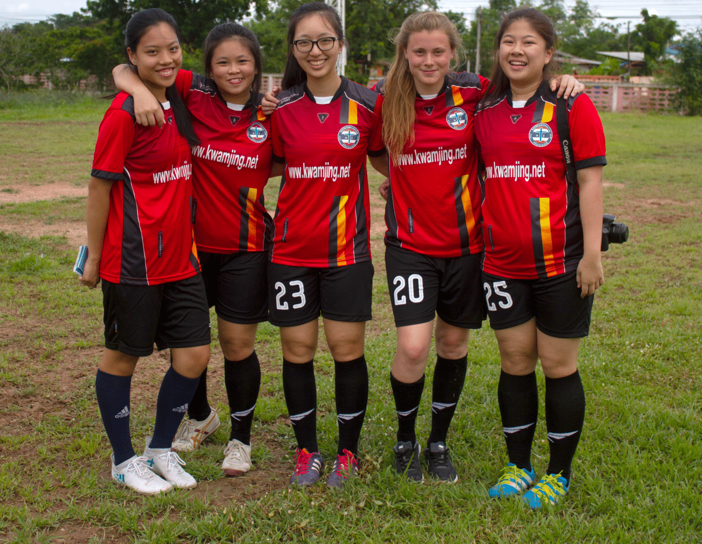 Mannschaft von Frauen beim Fußball in Thailand