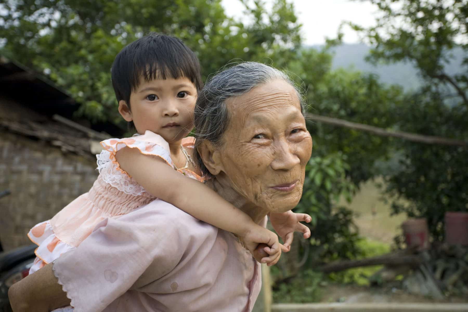 Vietnamesische Frau mit Enkelin