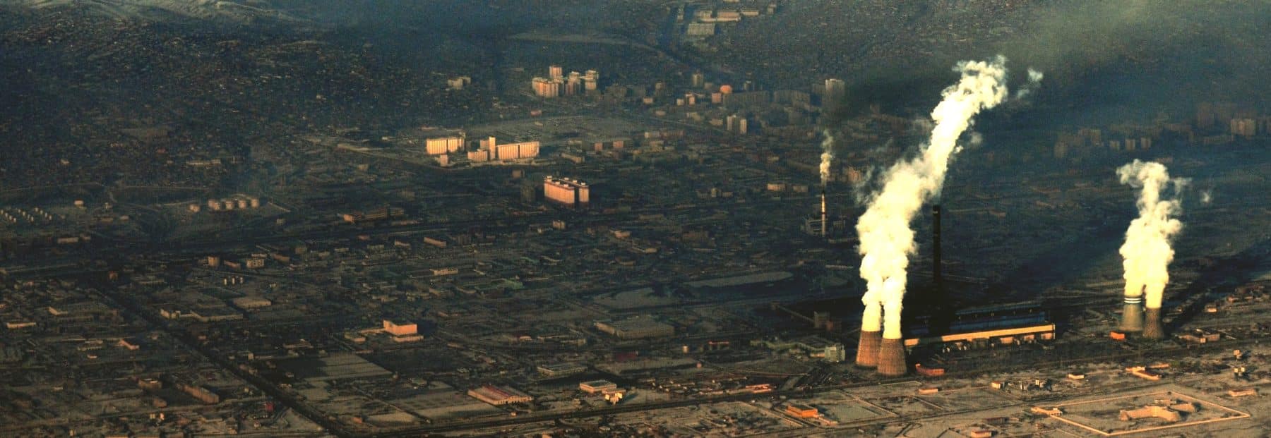 Ulaanbaatar mit Luftverschmutzung (Quelle: https://commons.wikimedia.org/wiki/File:Air_pollution_in_ulaanbaatar.jpg, image cropped and brightened)