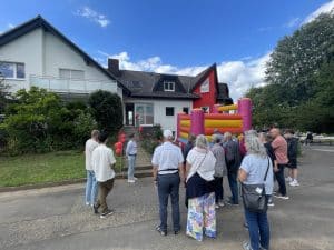 Besucher vorm OMF Haus