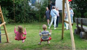 Besucher beim Tag der offenen Tür in der OMF Zentrale Mücke 6.9.2026 draußen