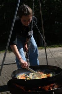 Lea Jung beim Kochen über dem Feuer