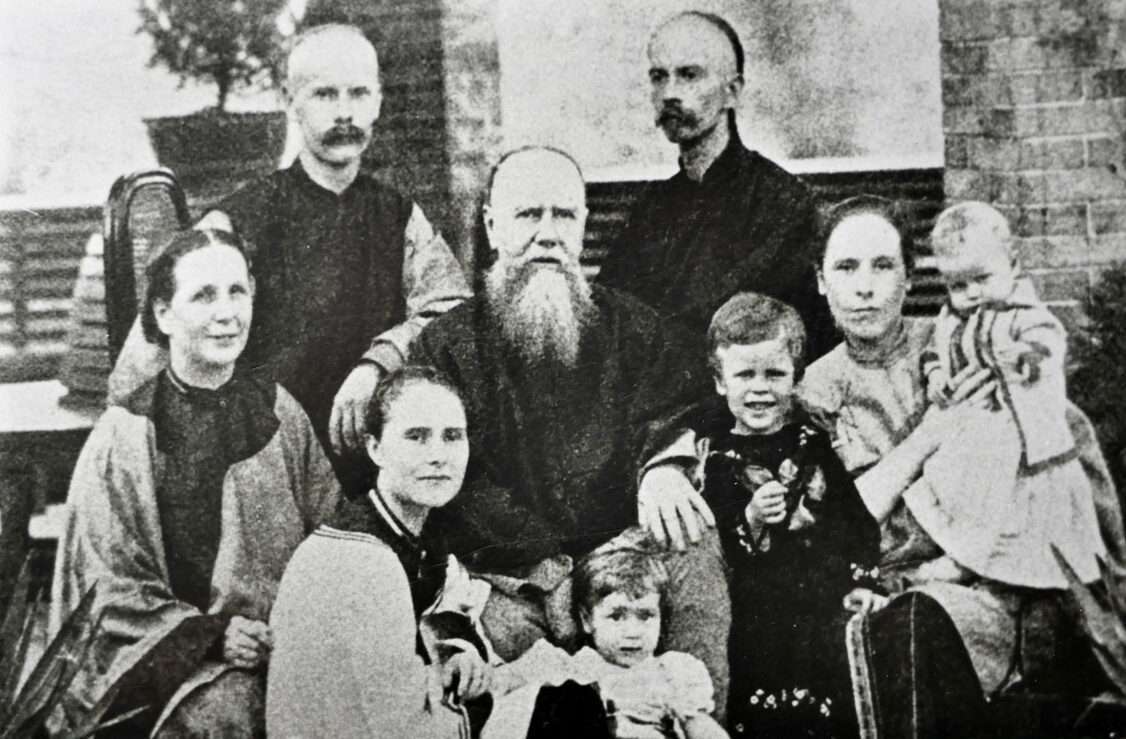Hudson Taylor and family