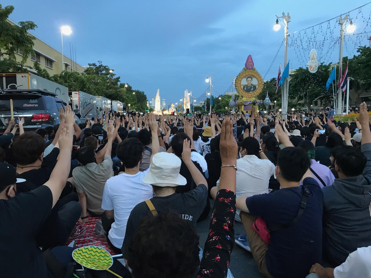 p13-15_thai-protest